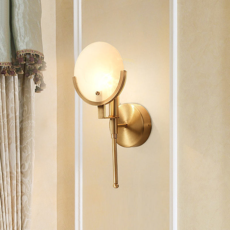 Lumina Milchglas Oval Kolonial Wandleuchte Einflammig Messing Finish