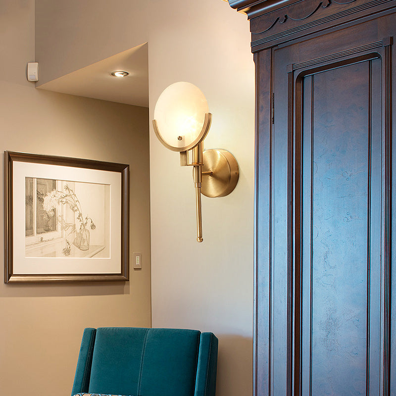 Lumina Milchglas Oval Kolonial Wandleuchte Einflammig Messing Finish