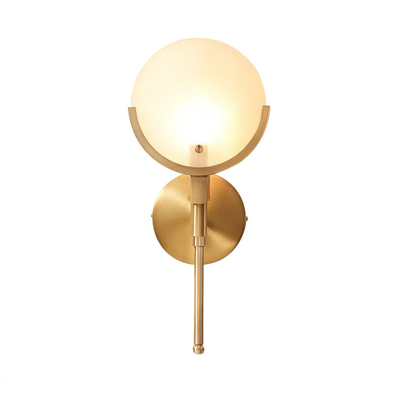 Lumina Milchglas Oval Kolonial Wandleuchte Einflammig Messing Finish