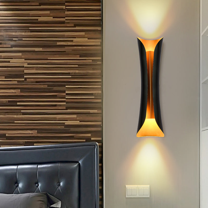 Anaïs Moderne Metall-Wandleuchte mit geschwungenem Design