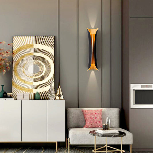 Anaïs Moderne Metall-Wandleuchte mit geschwungenem Design