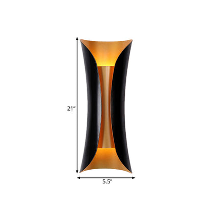 Anaïs Moderne Metall-Wandleuchte mit geschwungenem Design