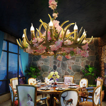 Élodie Hirschgeweih-Kronleuchter aus Harz mit Blüten-Design