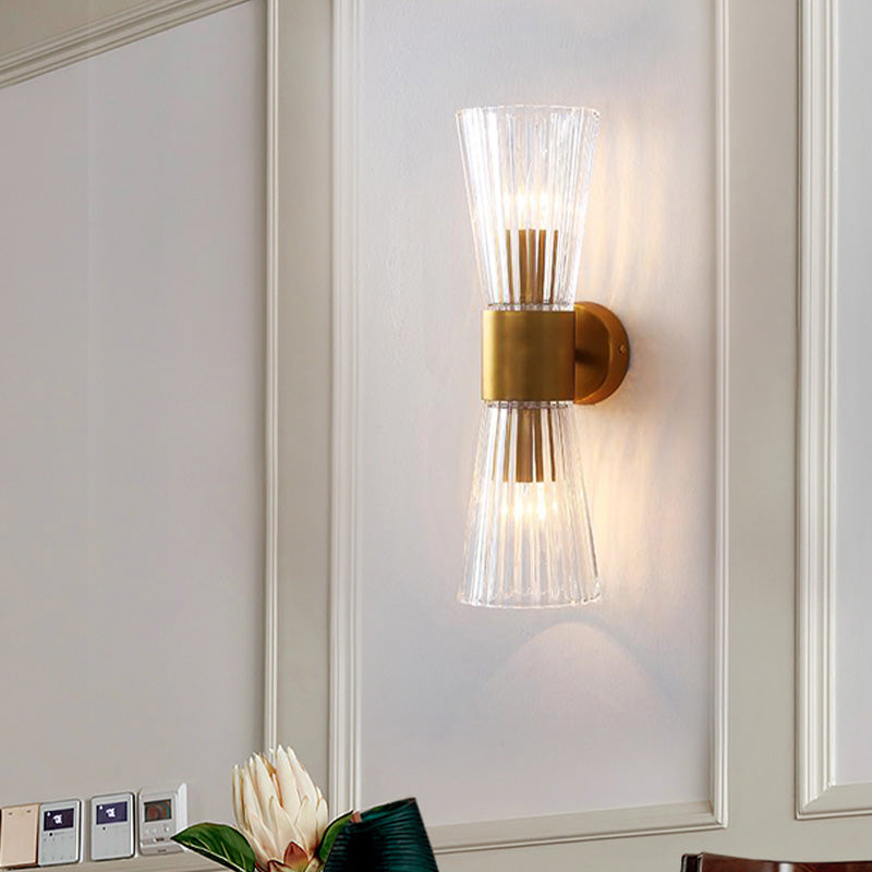 Thérèse Hourglass Wandleuchte mit klarem Prismenglas und Messing