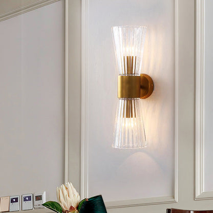 Thérèse Hourglass Wandleuchte mit klarem Prismenglas und Messing