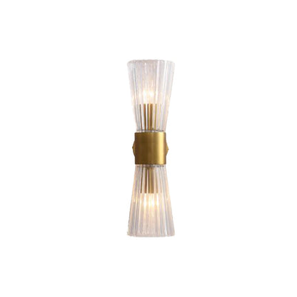 Thérèse Hourglass Wandleuchte mit klarem Prismenglas und Messing
