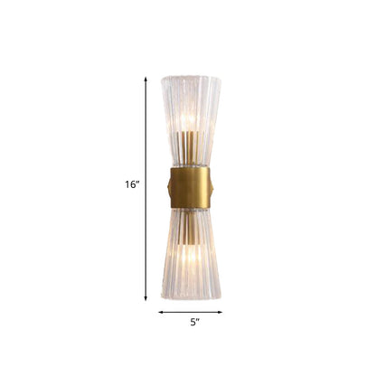 Thérèse Hourglass Wandleuchte mit klarem Prismenglas und Messing