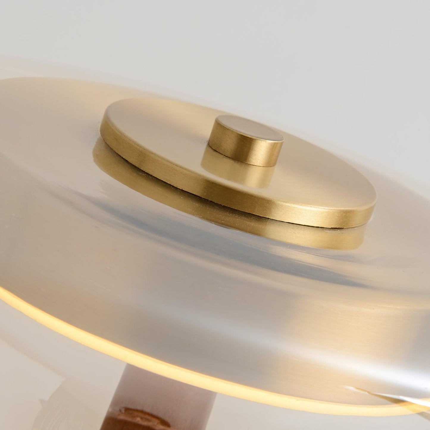 Élise Tischleuchte aus Glas mit Holzfuß und LED-Dimmer