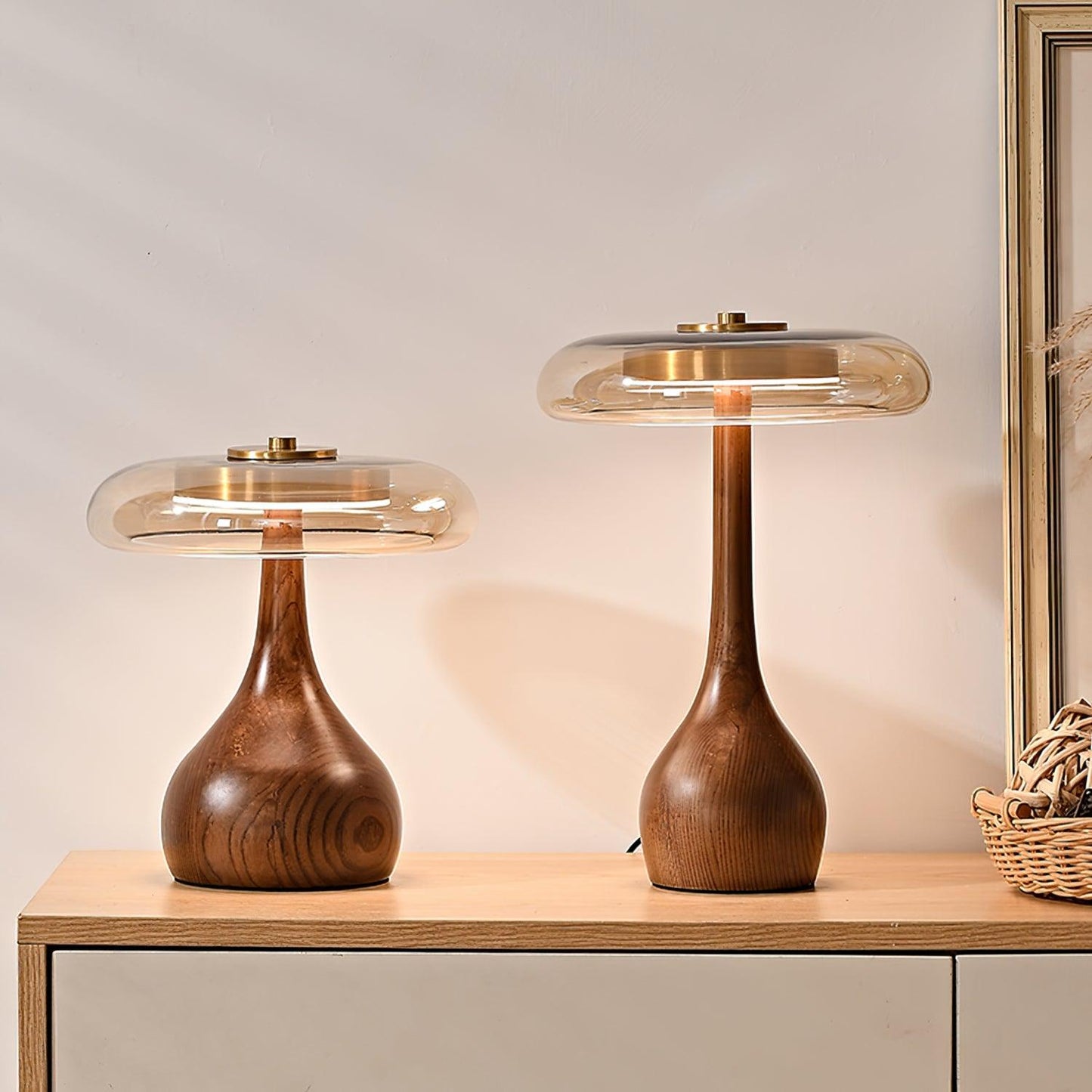 Élise Tischleuchte aus Glas mit Holzfuß und LED-Dimmer