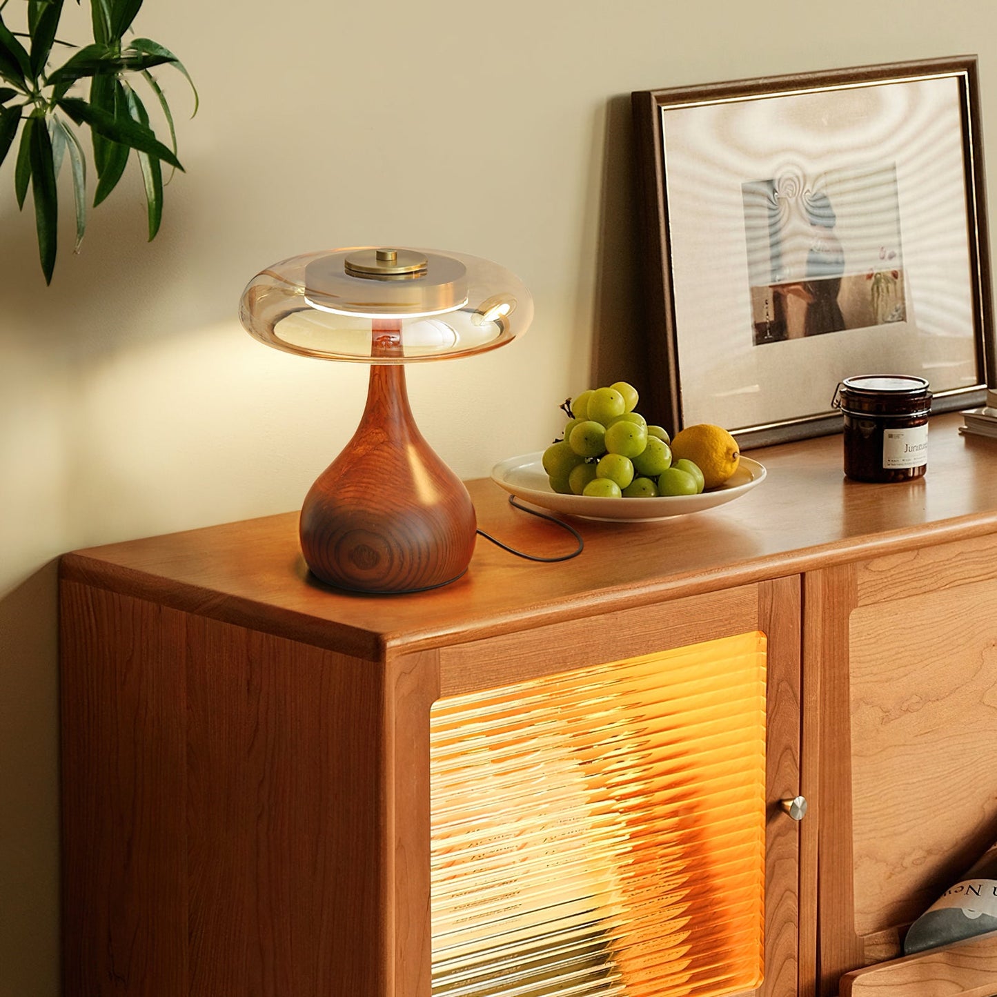 Élise Tischleuchte aus Glas mit Holzfuß und LED-Dimmer