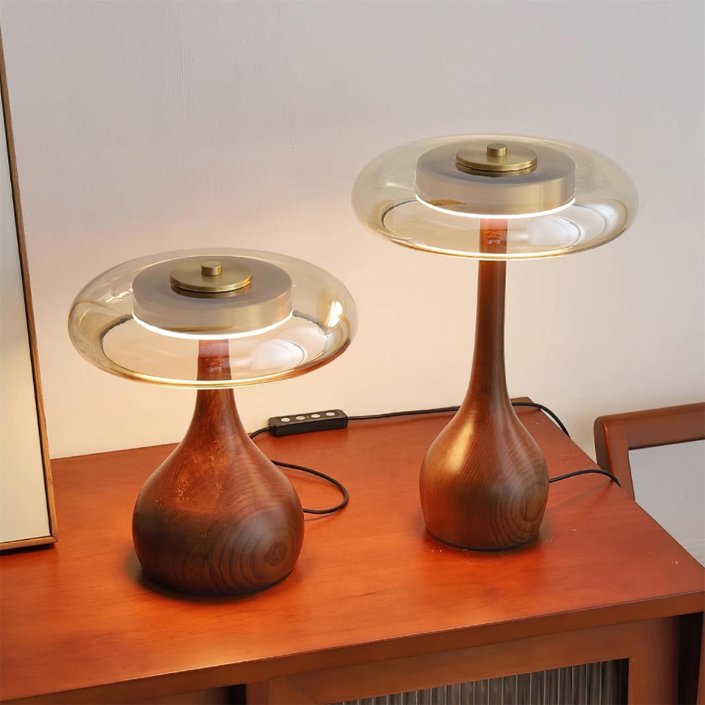 Élise Tischleuchte aus Glas mit Holzfuß und LED-Dimmer