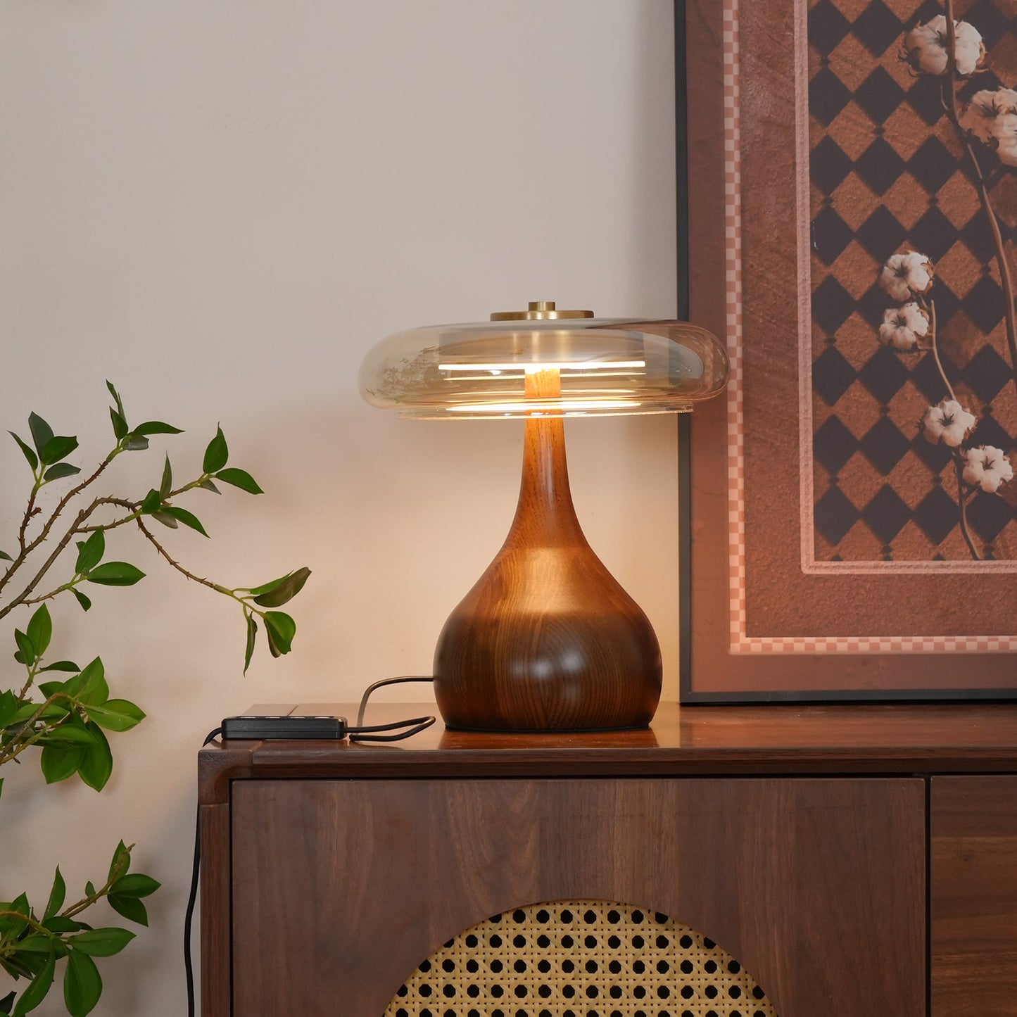 Élise Tischleuchte aus Glas mit Holzfuß und LED-Dimmer