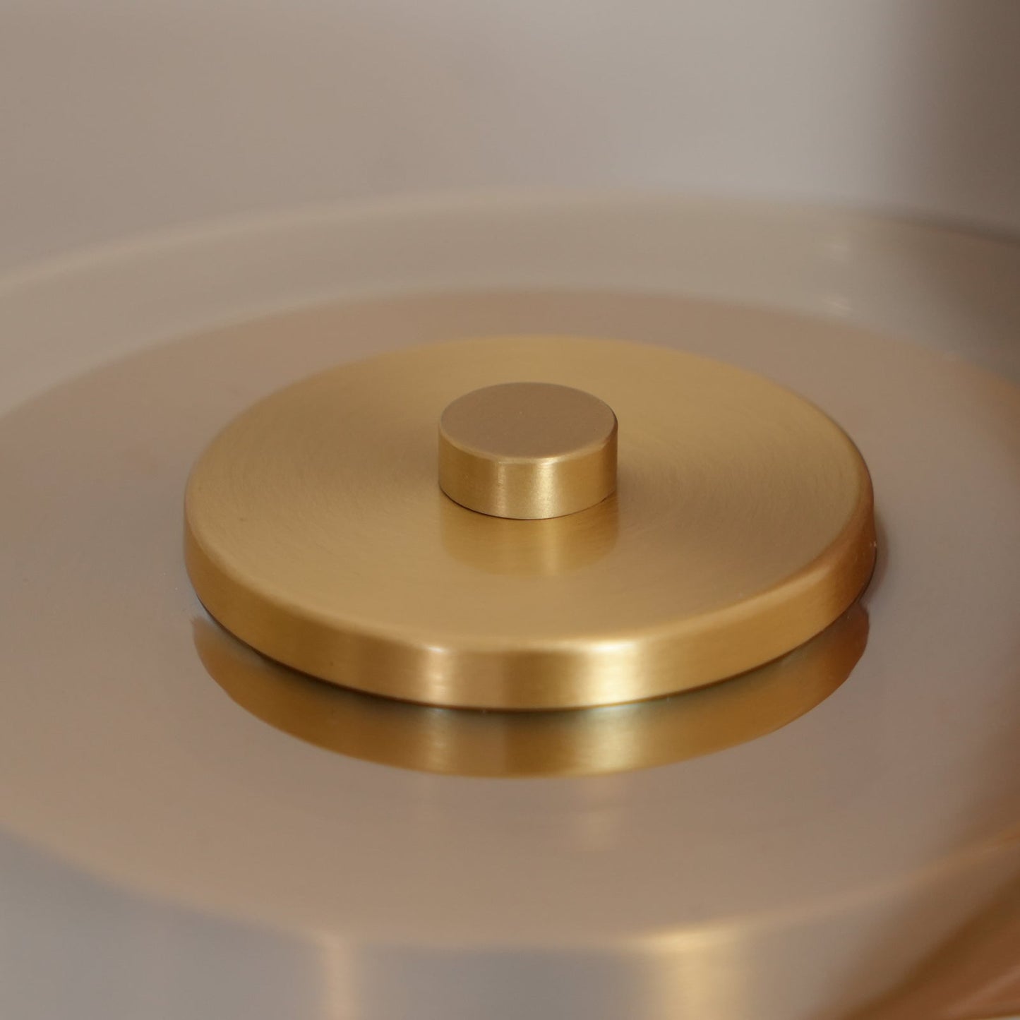 Élise Tischleuchte aus Glas mit Holzfuß und LED-Dimmer