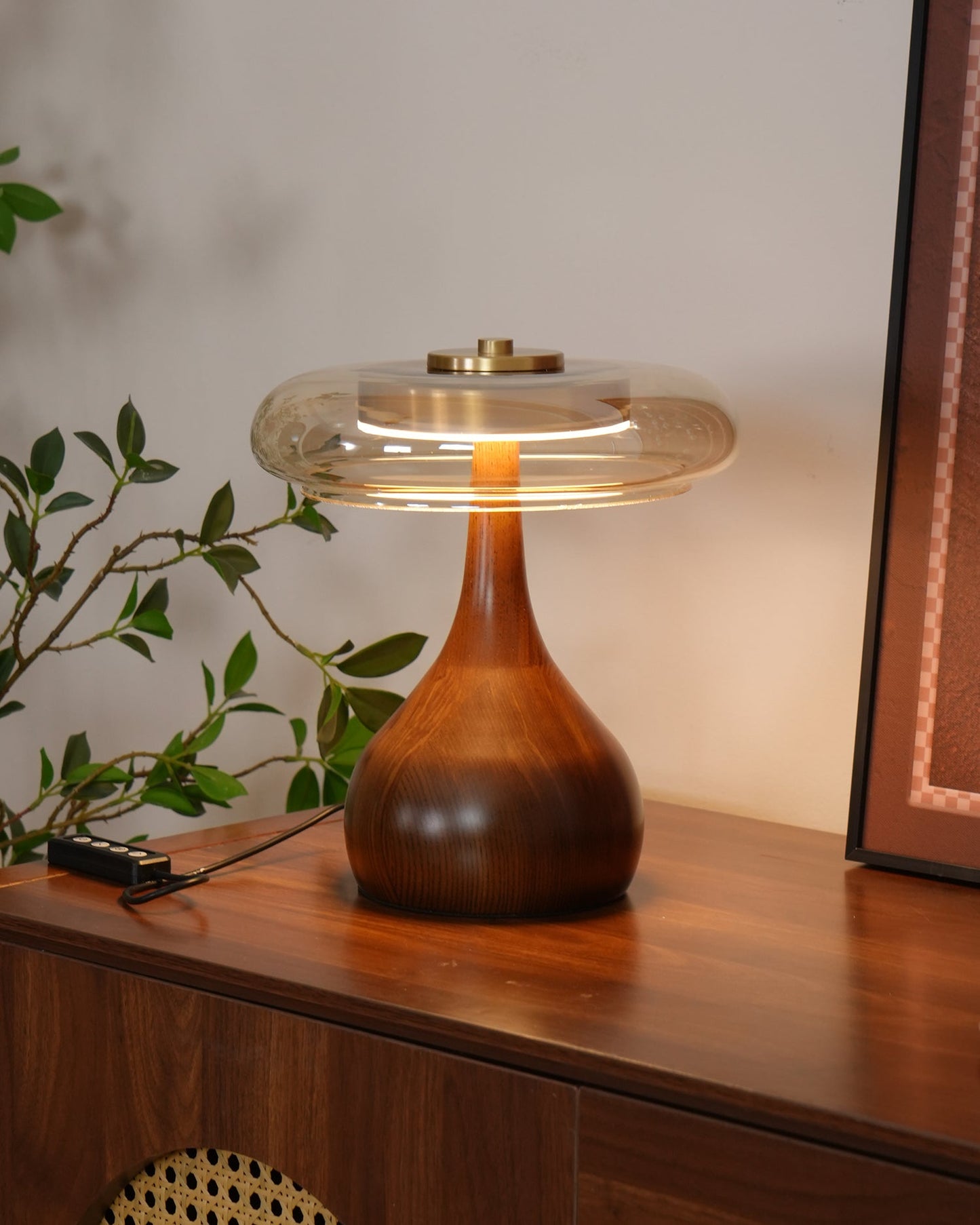 Élise Tischleuchte aus Glas mit Holzfuß und LED-Dimmer