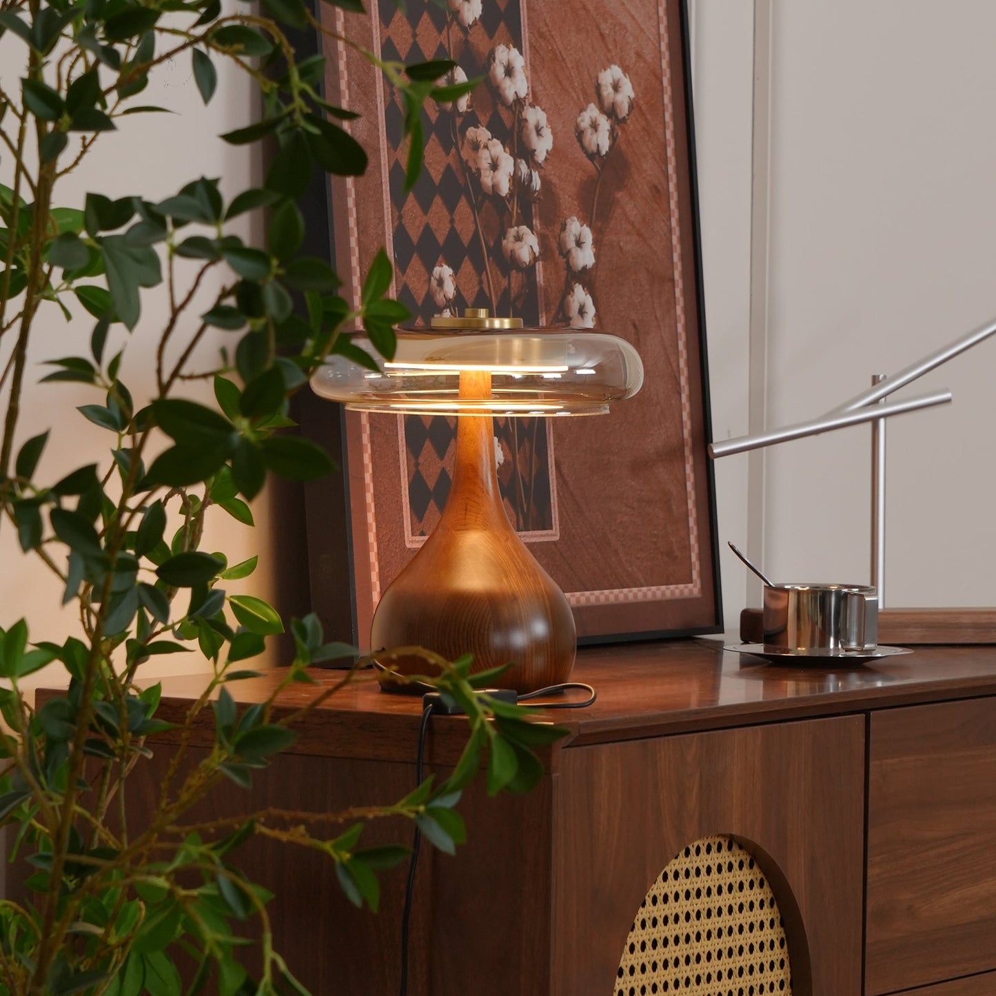 Élise Tischleuchte aus Glas mit Holzfuß und LED-Dimmer