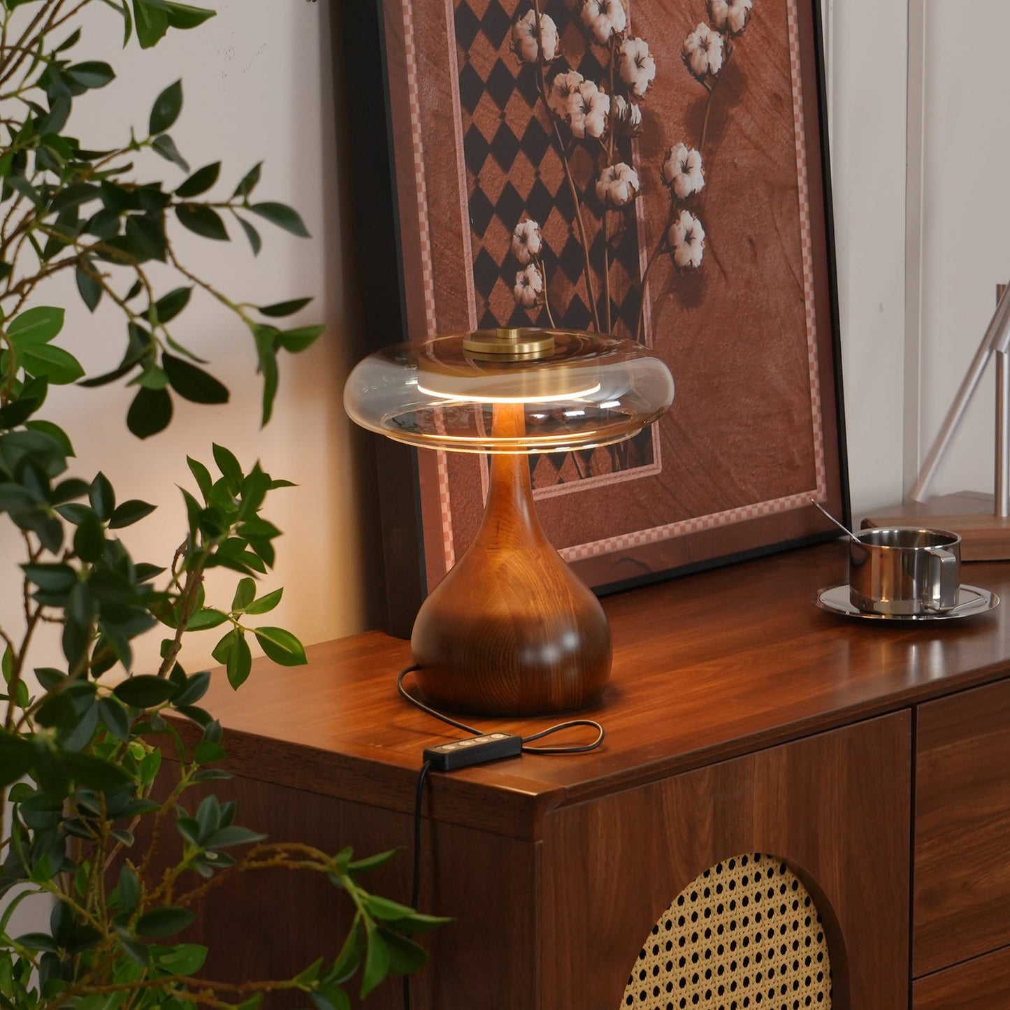 Élise Tischleuchte aus Glas mit Holzfuß und LED-Dimmer