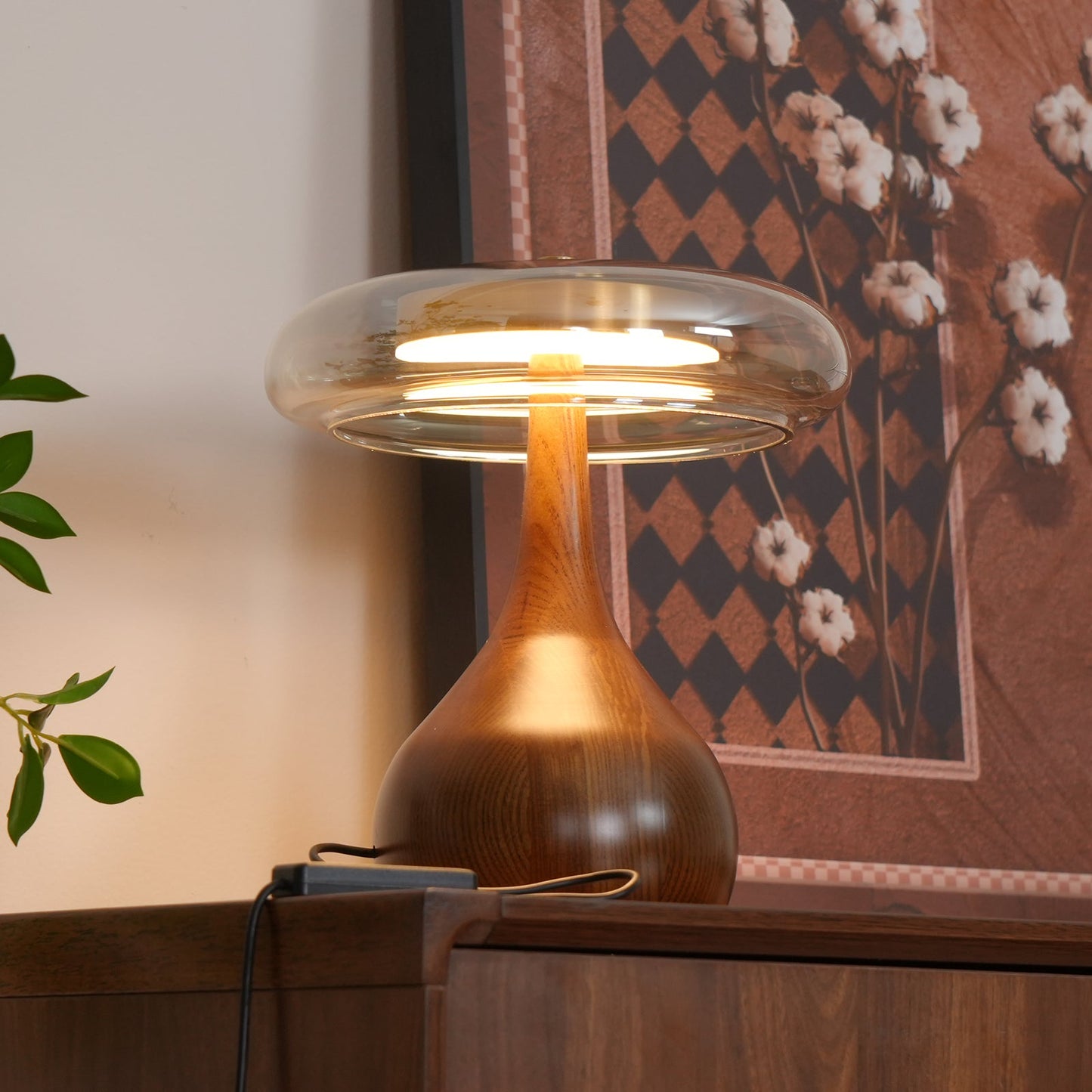 Élise Tischleuchte aus Glas mit Holzfuß und LED-Dimmer