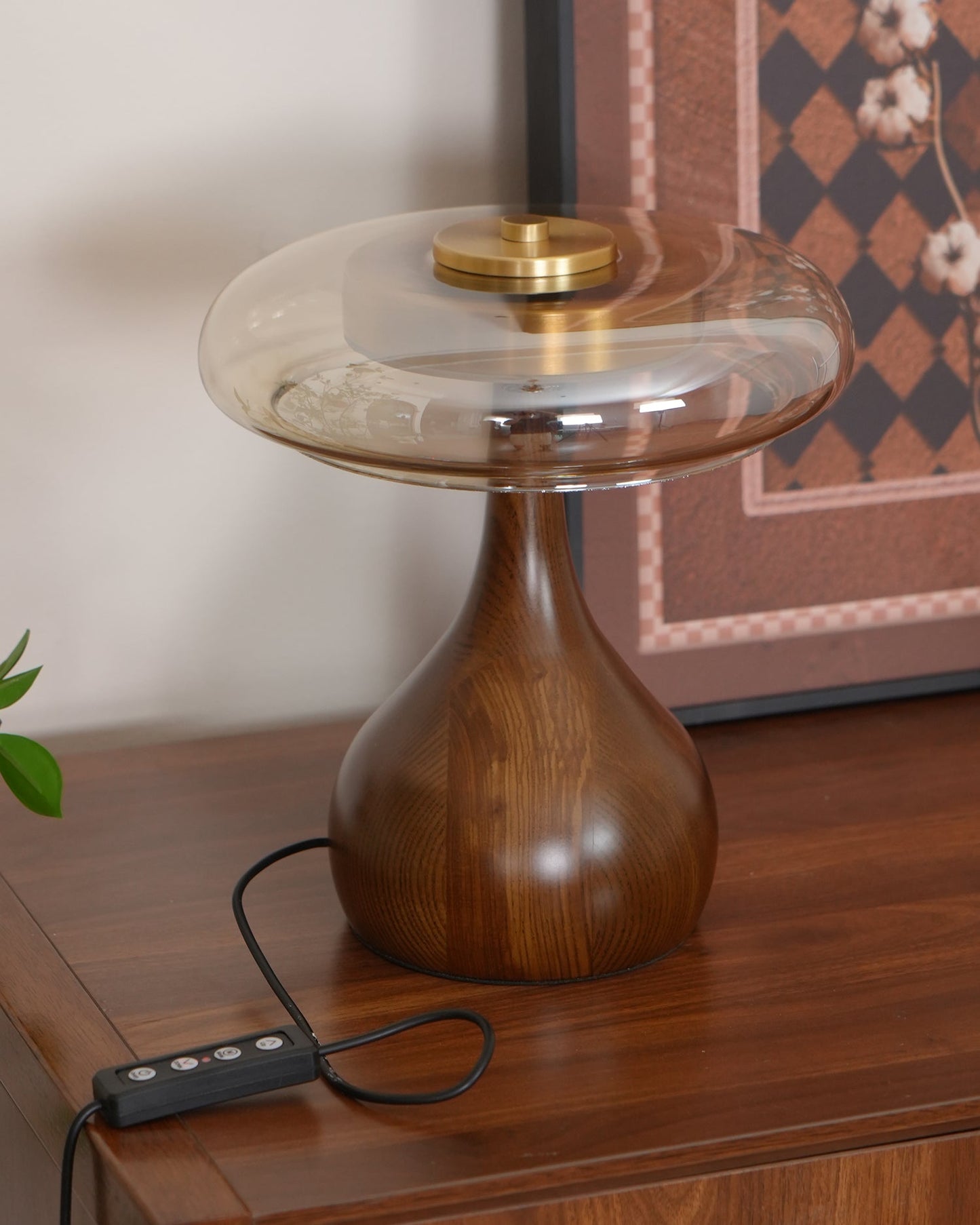 Élise Tischleuchte aus Glas mit Holzfuß und LED-Dimmer