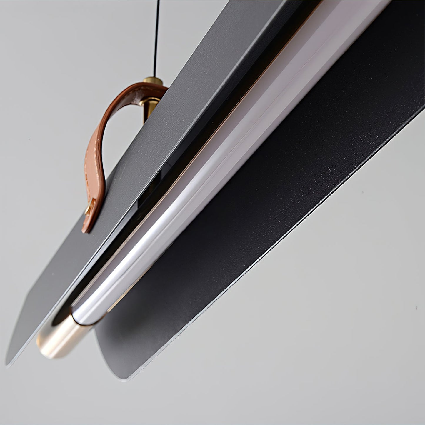 Étienne LED-Linearlampe mit Lederriemen und Metallrahmen