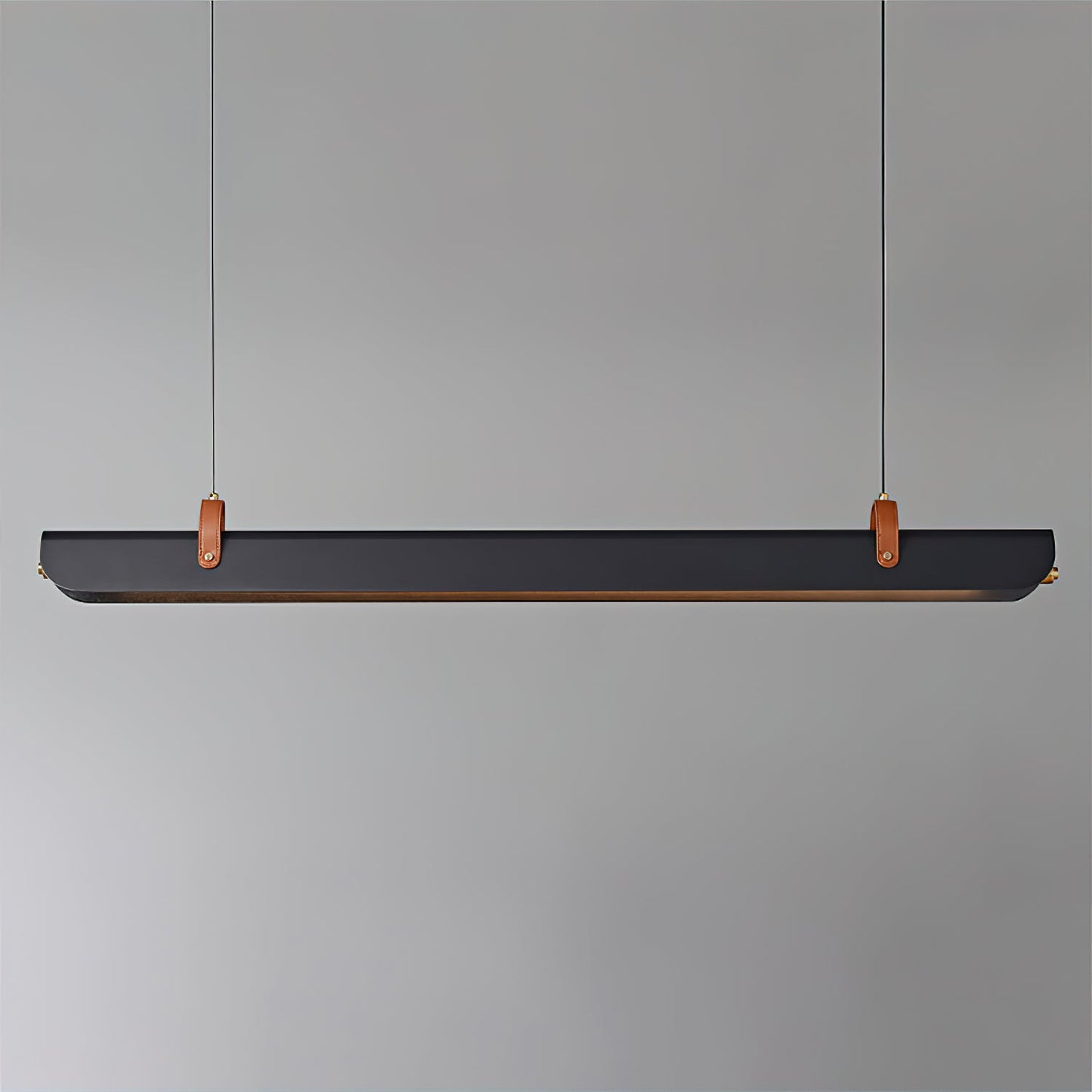 Étienne LED-Linearlampe mit Lederriemen und Metallrahmen