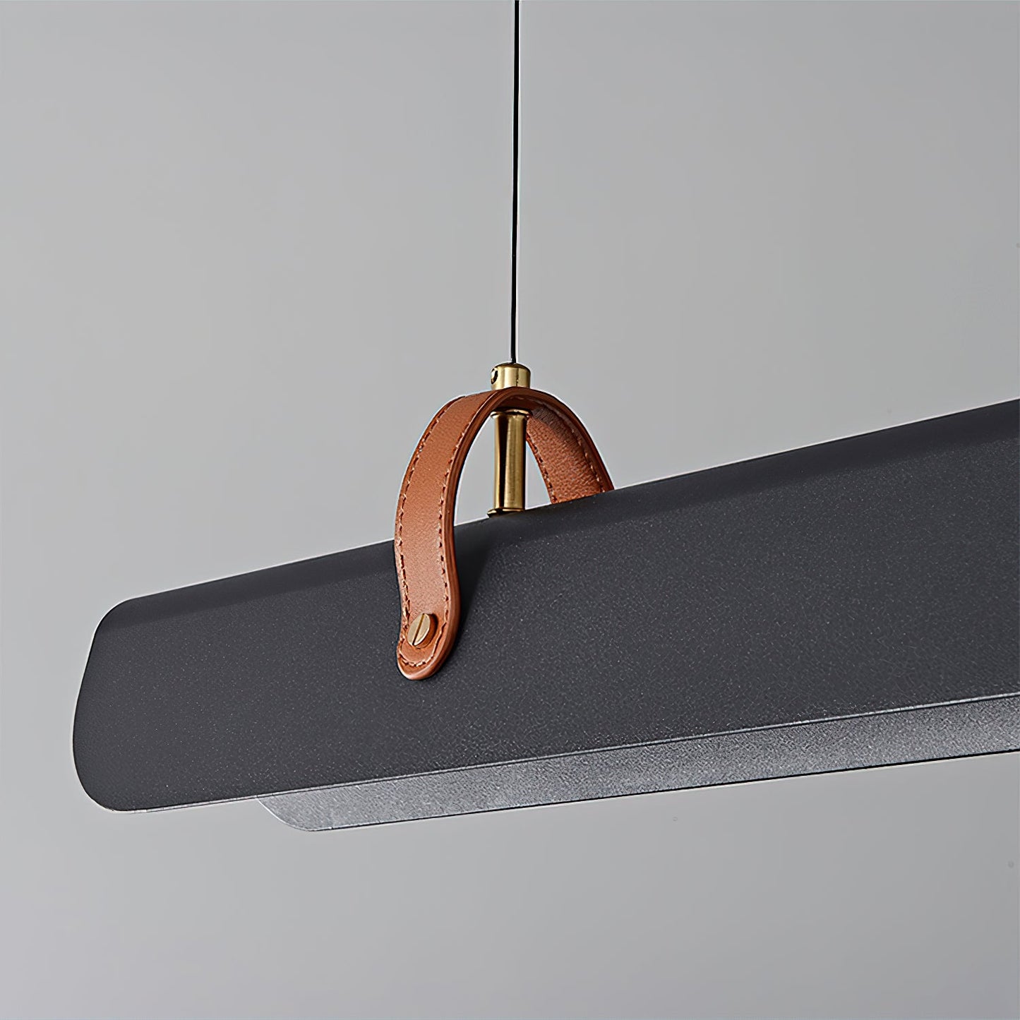 Étienne LED-Linearlampe mit Lederriemen und Metallrahmen