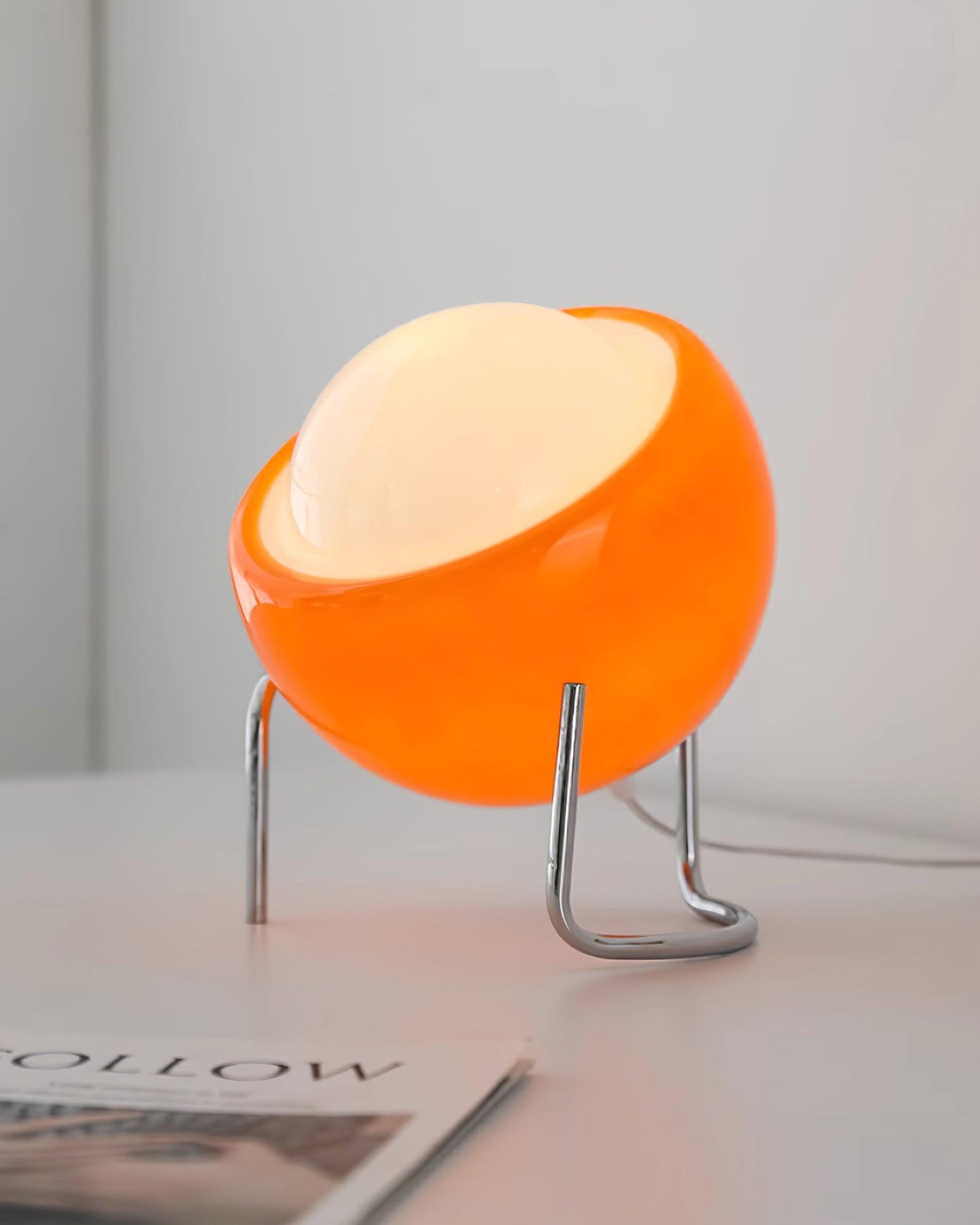 Margaux Bauhaus Dome Tischleuchte mit gebogenem Metallsockel