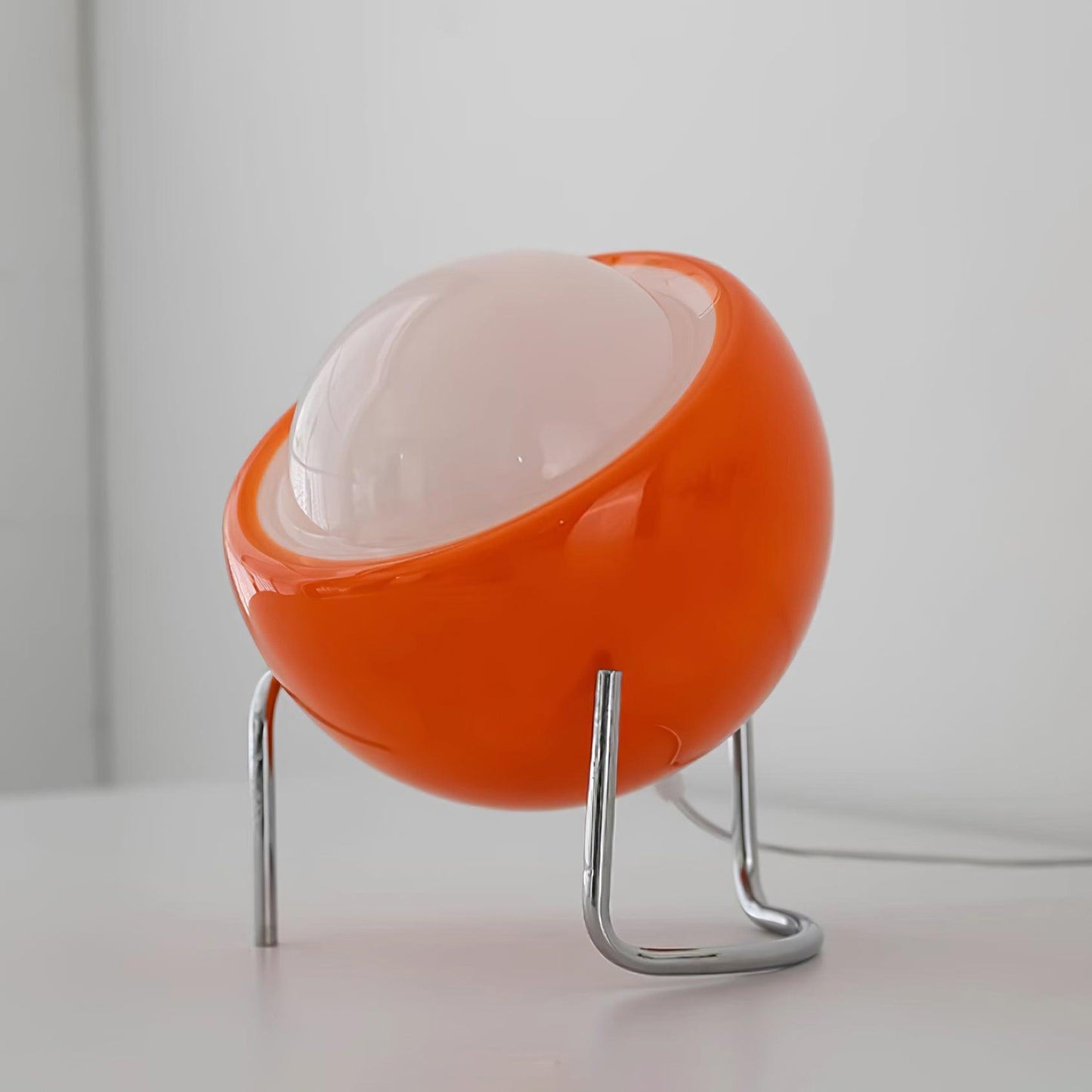Margaux Bauhaus Dome Tischleuchte mit gebogenem Metallsockel