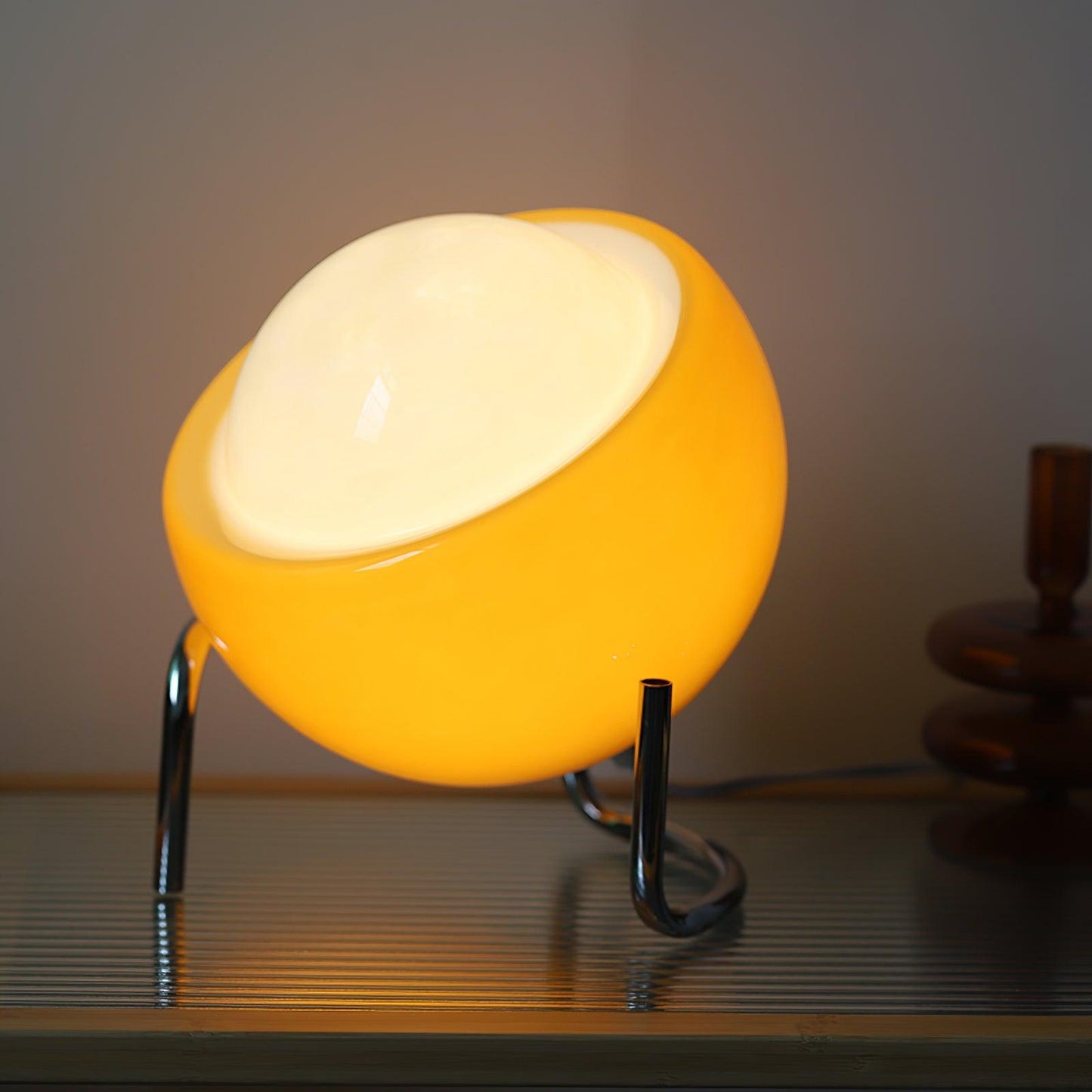 Margaux Bauhaus Dome Tischleuchte mit gebogenem Metallsockel