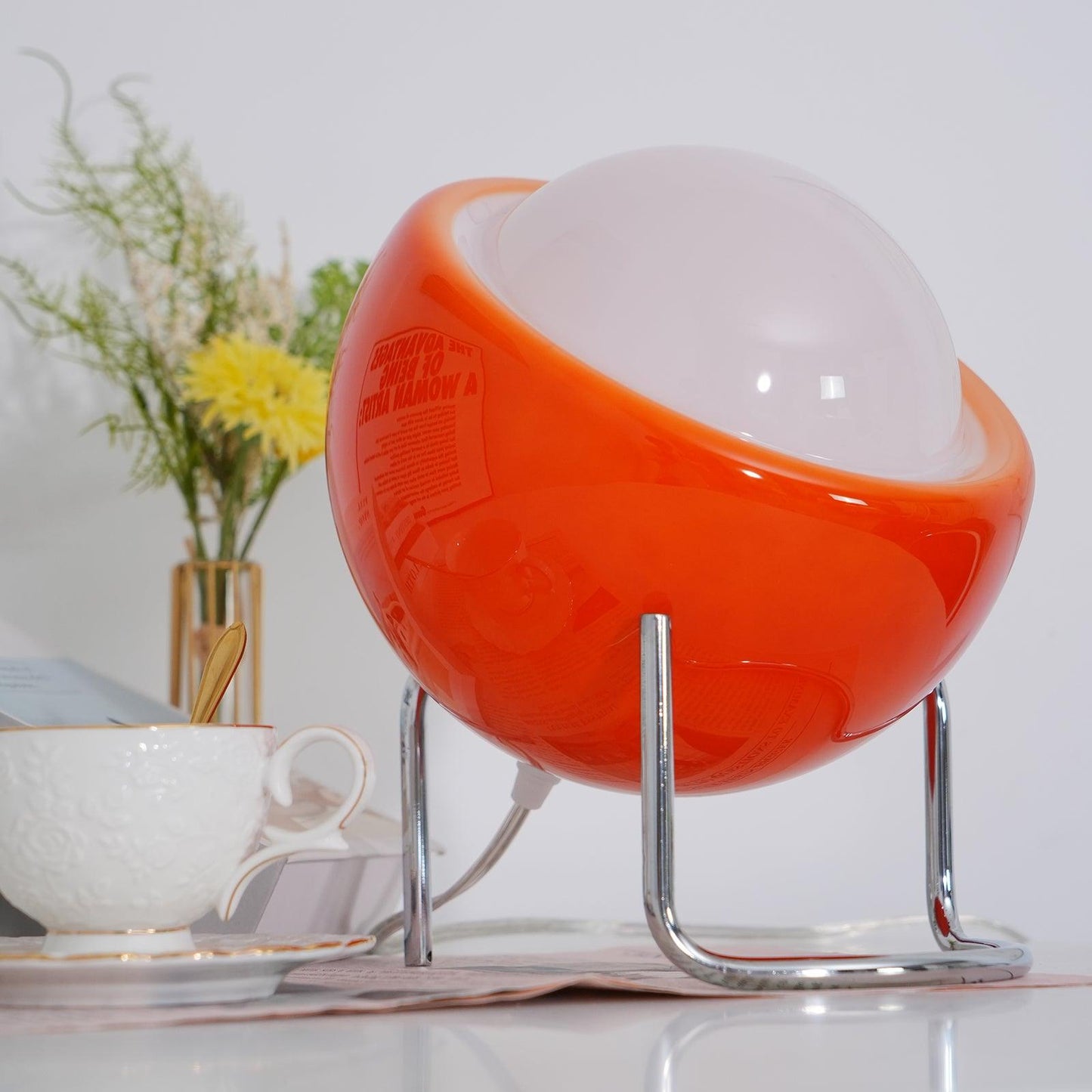 Margaux Bauhaus Dome Tischleuchte mit gebogenem Metallsockel