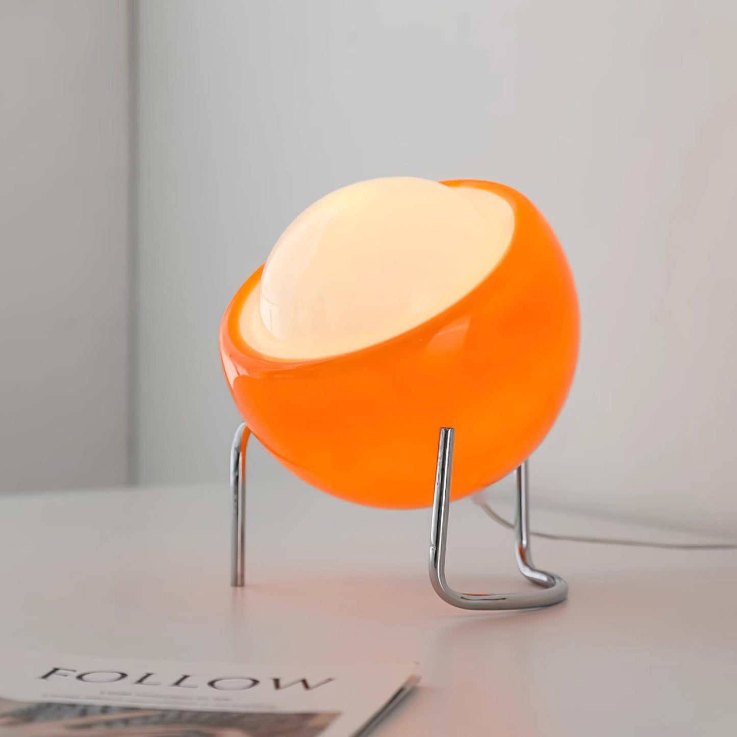 Margaux Bauhaus Dome Tischleuchte mit gebogenem Metallsockel