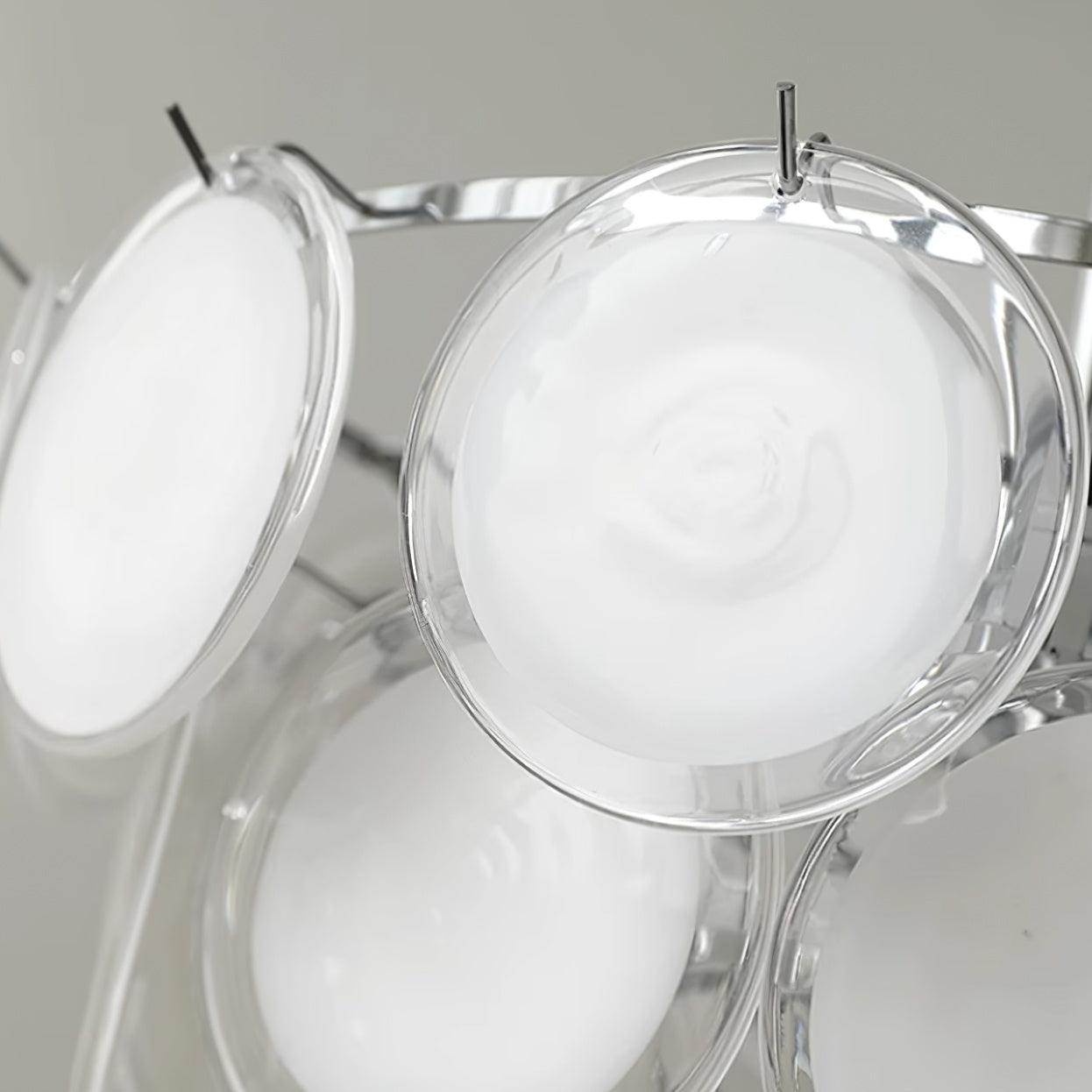 Delphine Glas-Scheiben-Kronleuchter, weiße geschichtete Schirme mit Metallrahmen