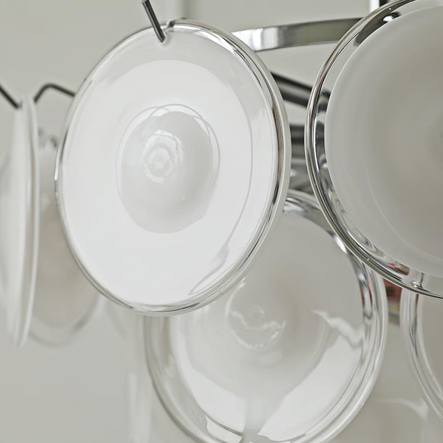 Delphine Glas-Scheiben-Kronleuchter, weiße geschichtete Schirme mit Metallrahmen