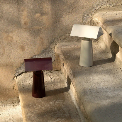 Camélia Modern Caret LED-Tischleuchte mit geometrischem Design