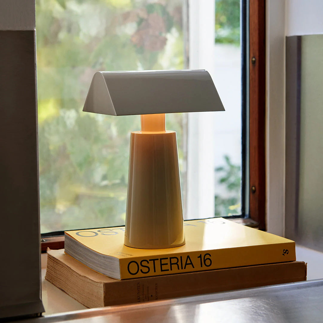 Camélia Modern Caret LED-Tischleuchte mit geometrischem Design