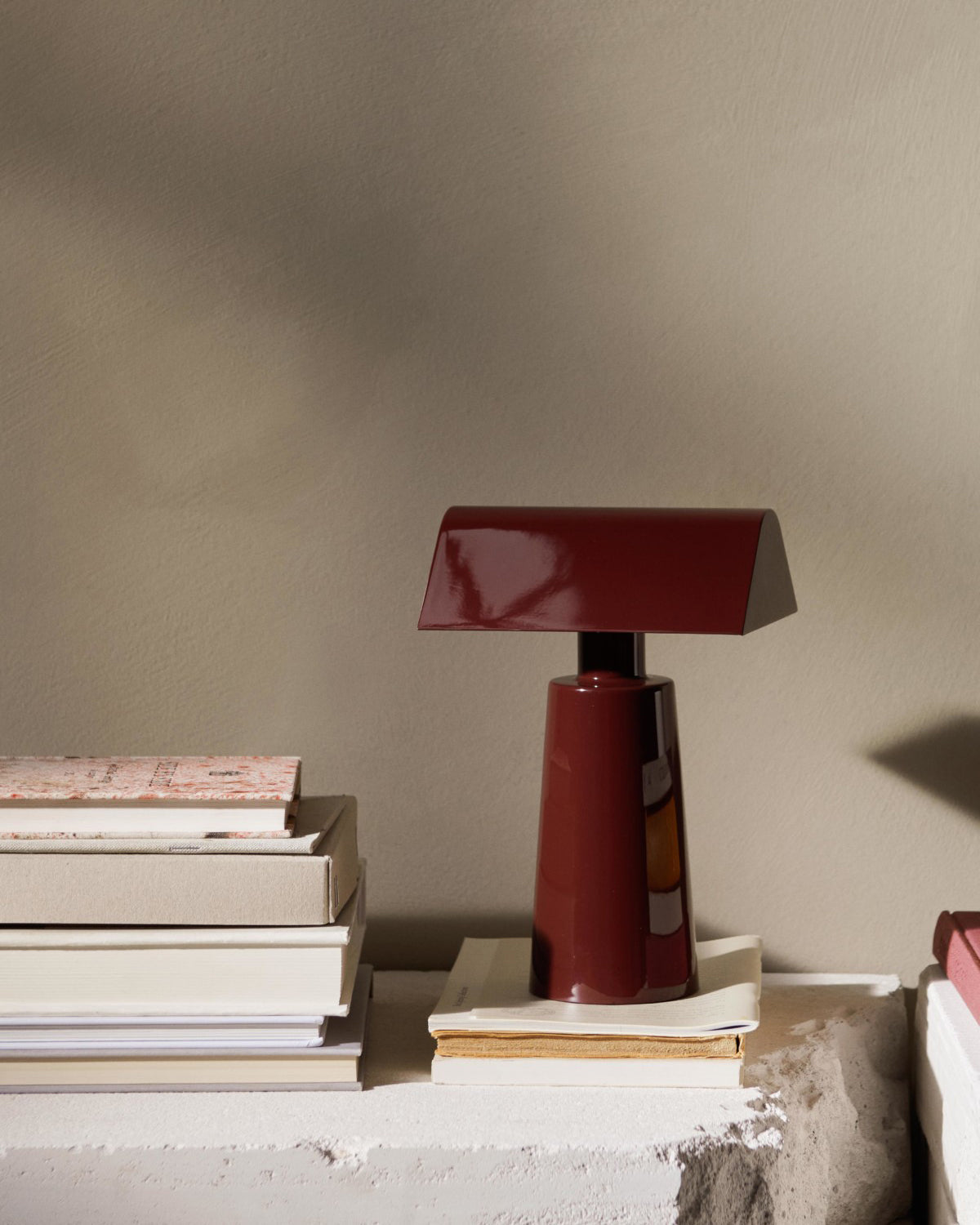 Camélia Modern Caret LED-Tischleuchte mit geometrischem Design