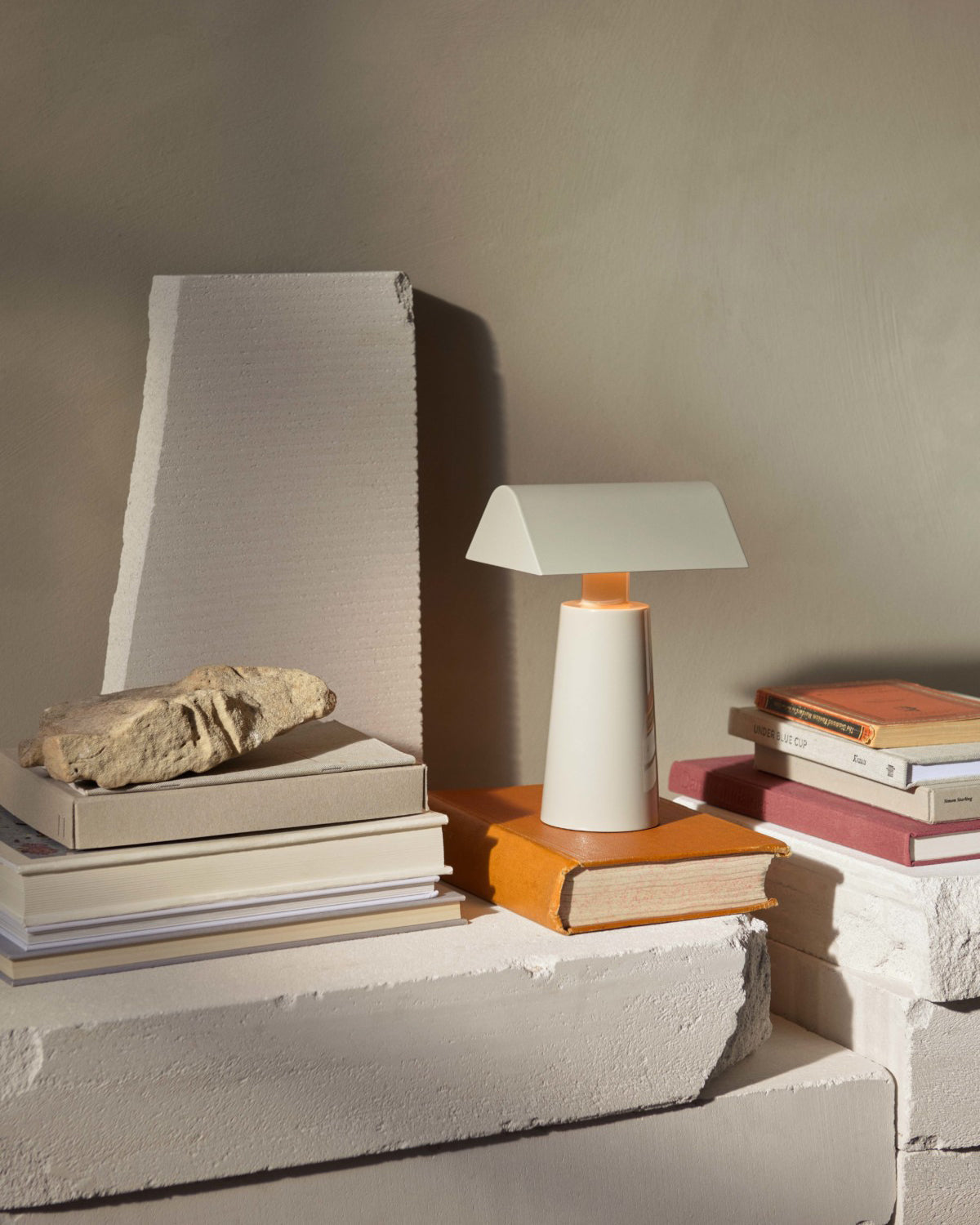 Camélia Modern Caret LED-Tischleuchte mit geometrischem Design