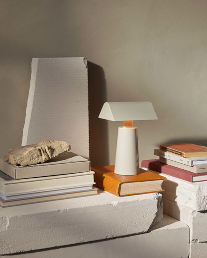 Camélia Modern Caret LED-Tischleuchte mit geometrischem Design