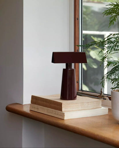 Camélia Modern Caret LED-Tischleuchte mit geometrischem Design