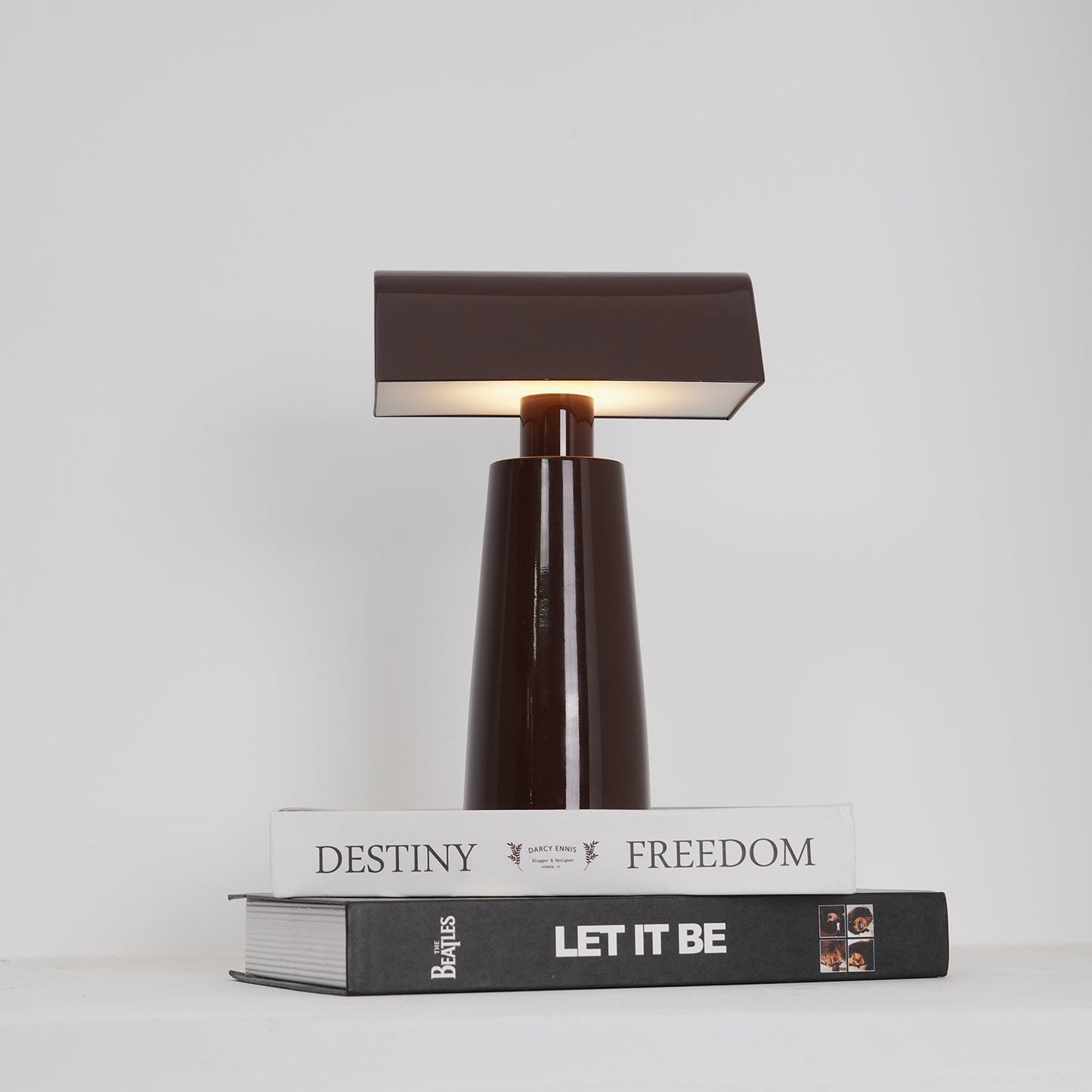Camélia Modern Caret LED-Tischleuchte mit geometrischem Design