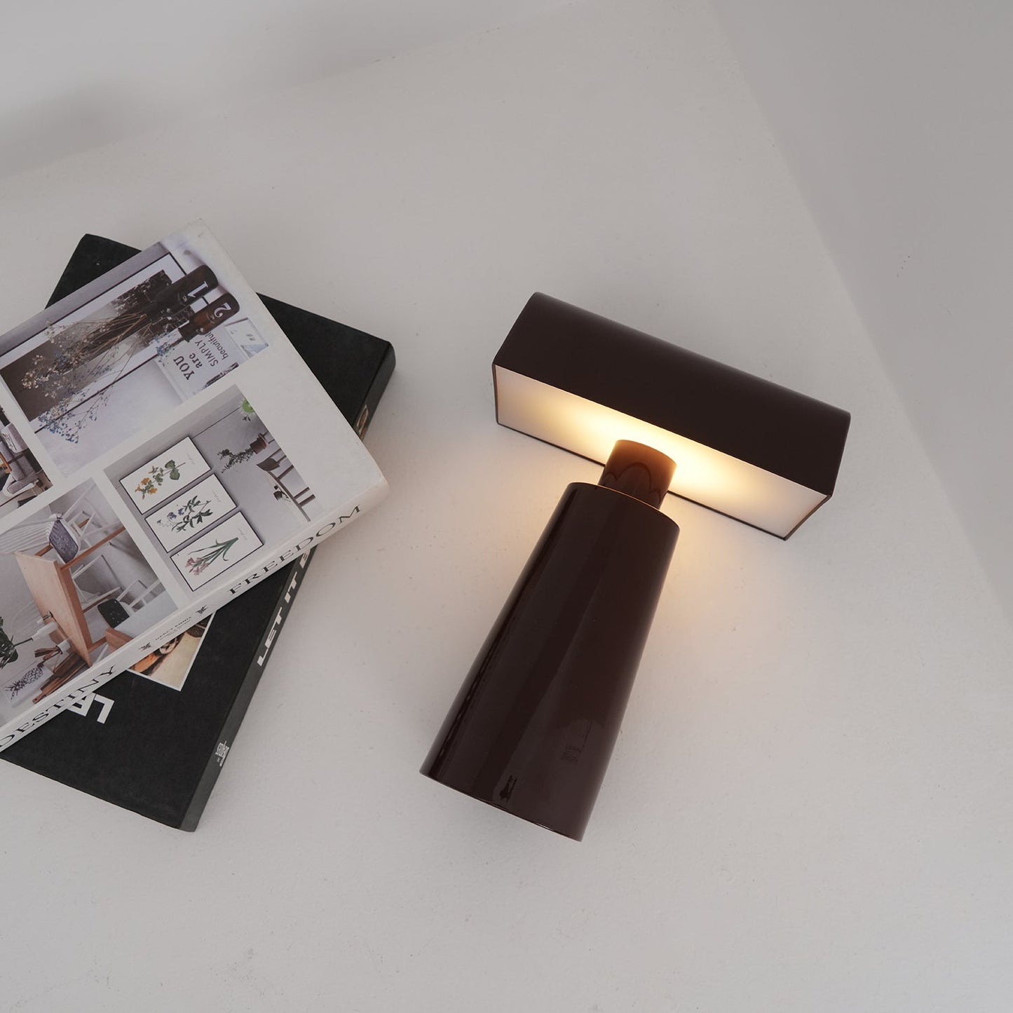 Camélia Modern Caret LED-Tischleuchte mit geometrischem Design