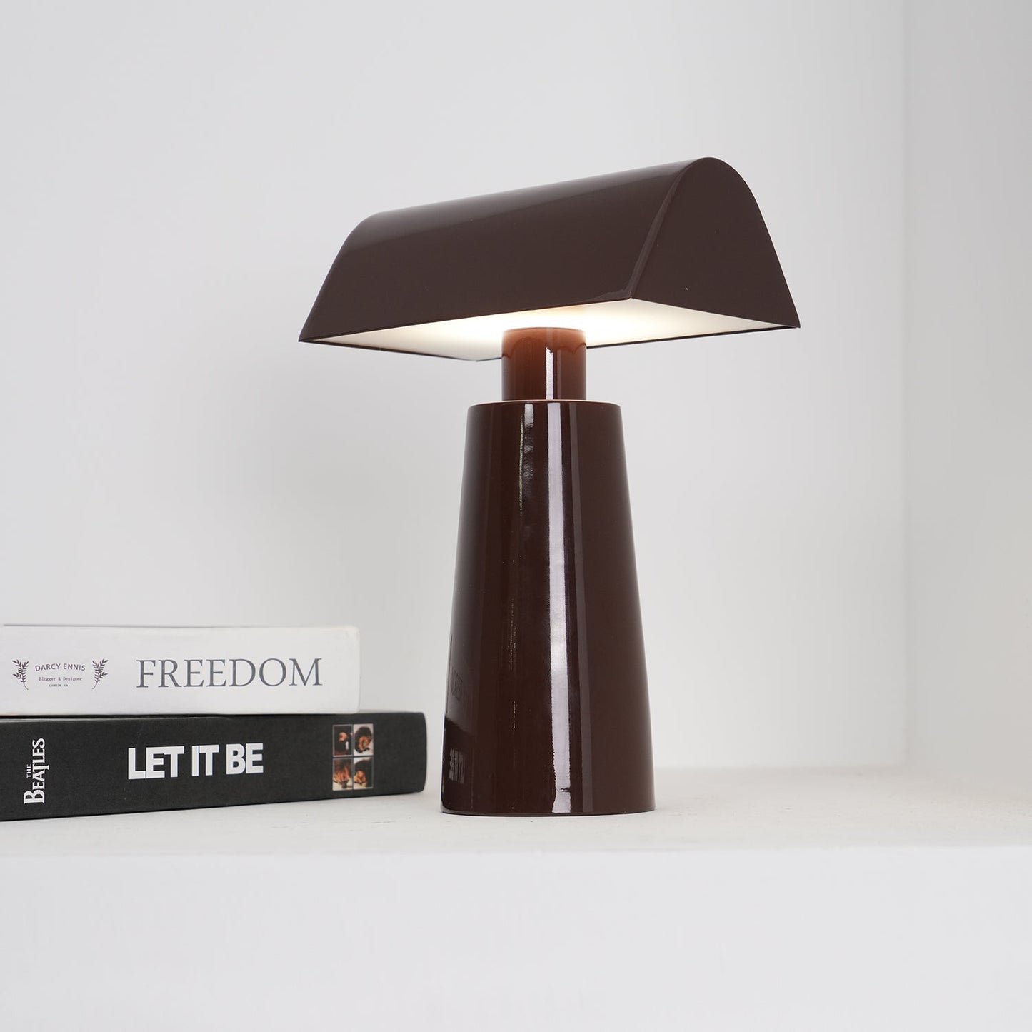 Camélia Modern Caret LED-Tischleuchte mit geometrischem Design