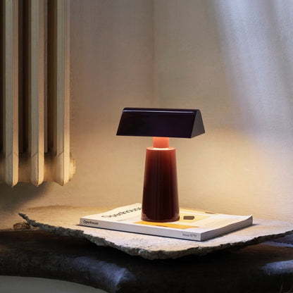Camélia Modern Caret LED-Tischleuchte mit geometrischem Design