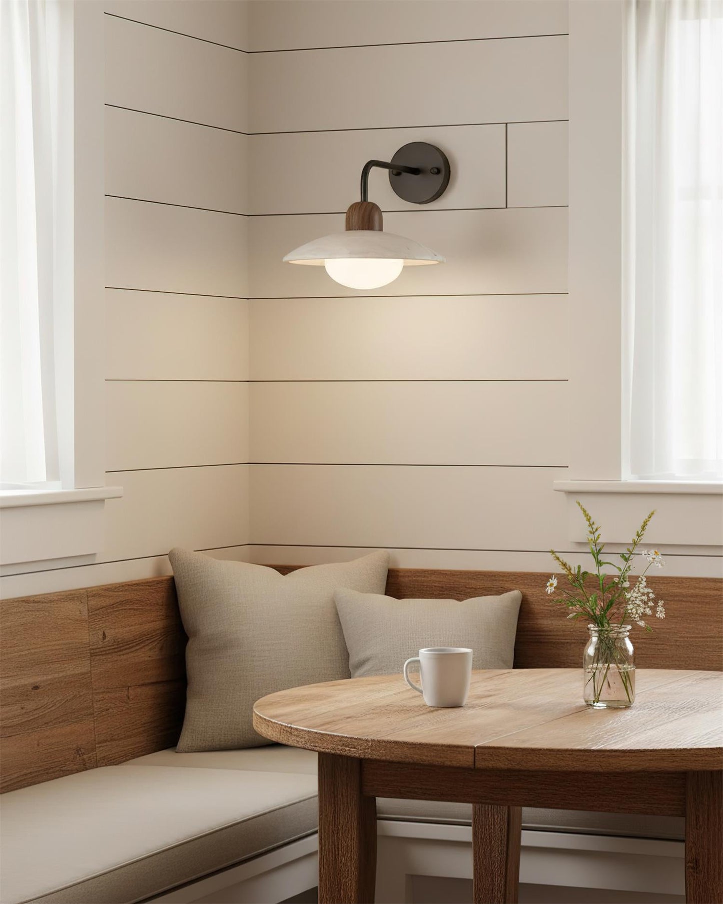Wandlampe Carolia Travertine mit Holzfuß und Arm aus gebürstetem Messing