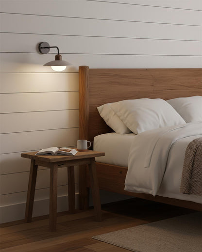 Wandlampe Carolia Travertine mit Holzfuß und Arm aus gebürstetem Messing