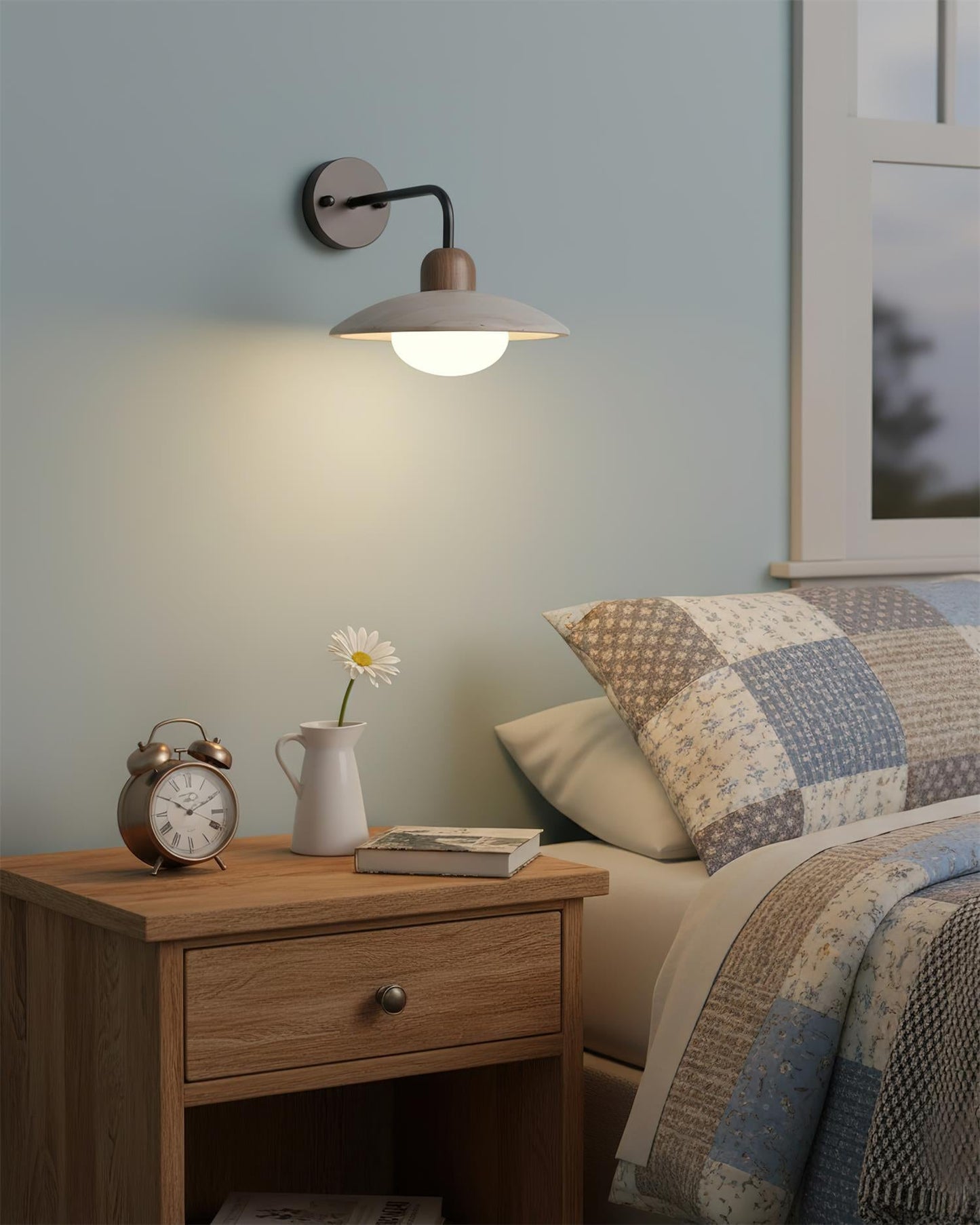 Wandlampe Carolia Travertine mit Holzfuß und Arm aus gebürstetem Messing