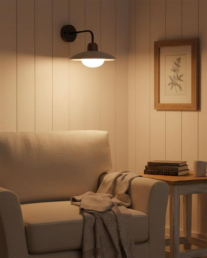 Wandlampe Carolia Travertine mit Holzfuß und Arm aus gebürstetem Messing