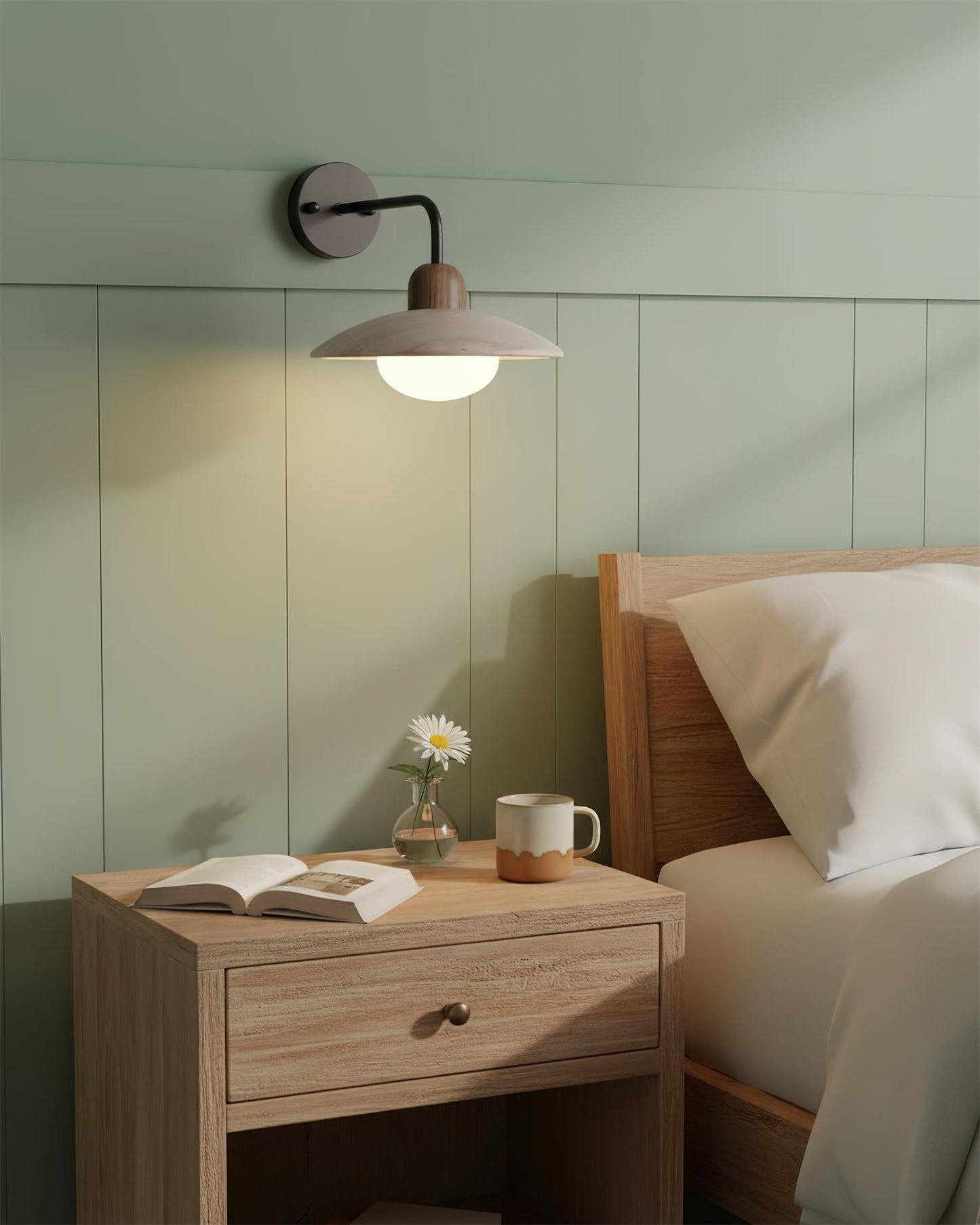 Wandlampe Carolia Travertine mit Holzfuß und Arm aus gebürstetem Messing