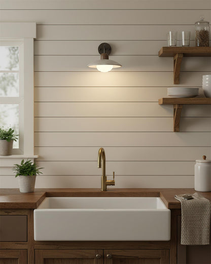 Wandlampe Carolia Travertine mit Holzfuß und Arm aus gebürstetem Messing