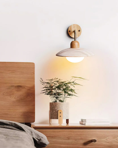 Wandlampe Carolia Travertine mit Holzfuß und Arm aus gebürstetem Messing