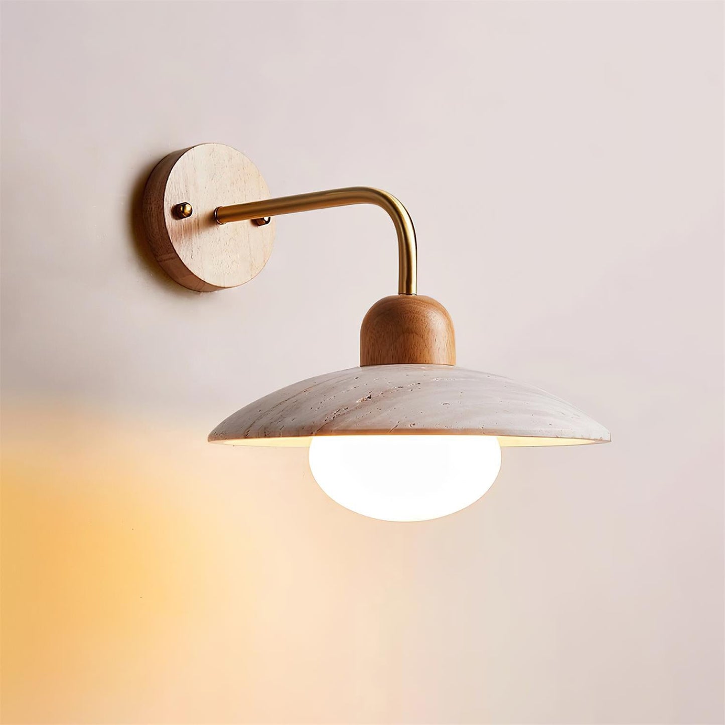 Wandlampe Carolia Travertine mit Holzfuß und Arm aus gebürstetem Messing